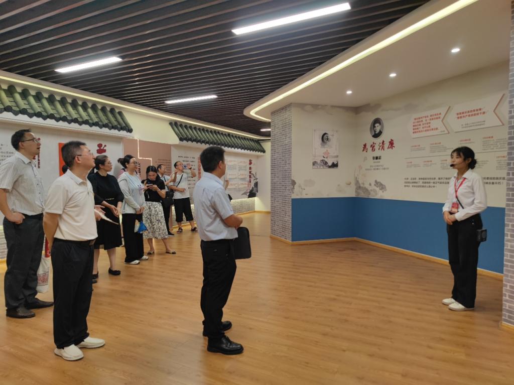 面向党旗庄严宣誓