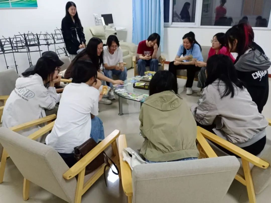 带领者先为参与者讲解曼陀罗绘画的渊源